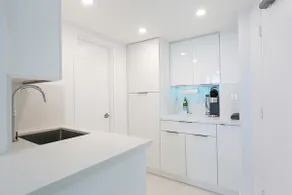 180 degree Oceanfront Renovated Beachfront Flat - Image 2