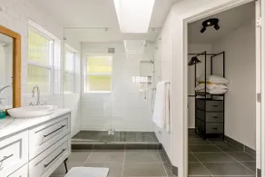 Gorgeous Home At The Center of Everything - Image 2