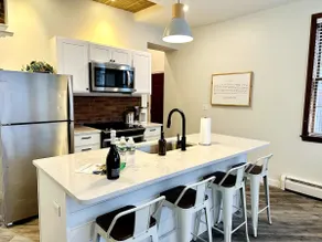 Completely remodeled 2 bedroom apartment in Portland's West End - Image 2