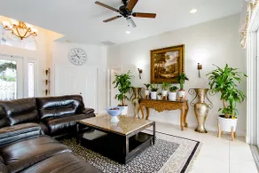 AURA PALMS - ELEGANT 5BR RETREAT WITH POOL & HOT TUB - Image 5
