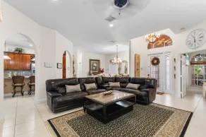 AURA PALMS - ELEGANT 5BR RETREAT WITH POOL & HOT TUB - Image 2