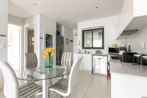 Luxurious Dante’s One Hyde Park Suites Free WiFi - Image 3
