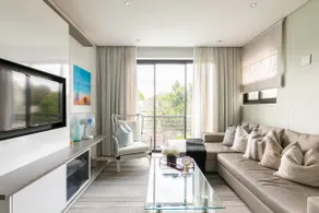 Luxurious Dante’s One Hyde Park Suites Free WiFi - Image 2