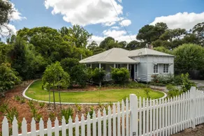 Country cottage charm with 2 king beds - Image 2