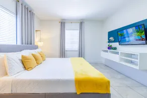 Sleeps 8! Prime Location in Central Miami - Image 5