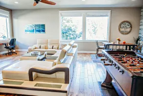 Upscale, modern, amazing view, deck and pool table - Image 2
