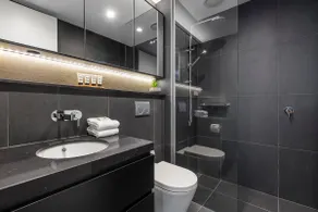 Modern 1 Bedroom with full kitchen & laundry - Image 4
