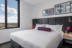 2 Bedroom with stunning views over Box Hill Garden - Image 3