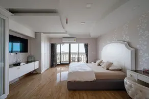 Nice room w/ river view located in city center - Image 4