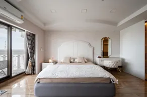 Nice room w/ river view located in city center - Image 3