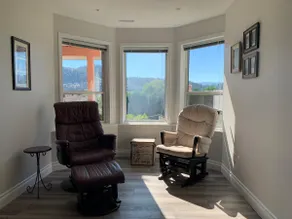 Spacious 2 bed suite with view & private backyard - Image 4