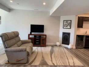 Spacious 2 bed suite with view & private backyard - Image 3