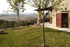 casale tipico con piscina nei verdi colli umbri - Image 3