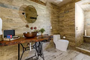 Manzi Place - Luxury Pad w/ Heated Pool & Cozy Fire Pits + Centrally located! - Image 5