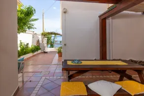 SAPORE DI MARE APARTMENT WITH COURTYARD OVERLOOKING THE SEA - Image 2