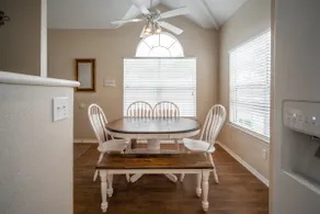 Bright & spacious, centrally located 3 B/R condo - Image 4