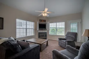 Bright & spacious, centrally located 3 B/R condo - Image 2