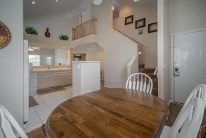 Bright & spacious, centrally located 3 B/R condo - Image 5