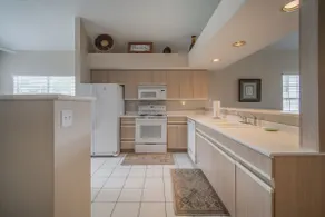 Bright & spacious, centrally located 3 B/R condo - Image 3