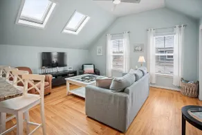 Downtown Newport Penthouse on Thames - Image 2