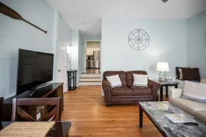 Beautiful Downtown Apartment on Thames Street, Walk to Everything - Sleeps 6 - Image 4