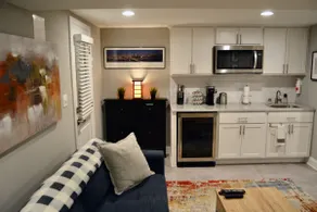 Upscale new apt w/ modern comforts - Image 5