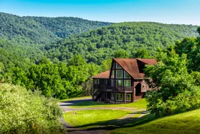 Bear Mountain Lodge Shenandoah Mountains Skyline Drive / Front Royal (hottub)<br>  - Image 2