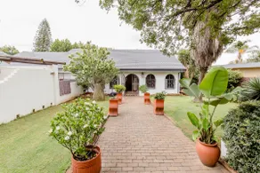 Spacious Menlyn Maine Villa - Image 3