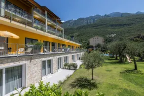 three-room apartment with direct access to the garden - Image 2