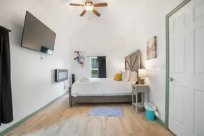Stylish 4BR • 6 Beds | Near Downtown in Owen Park - Image 4