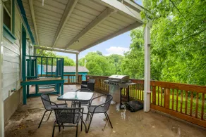 Stylish 4BR • 6 Beds | Near Downtown in Owen Park - Image 5