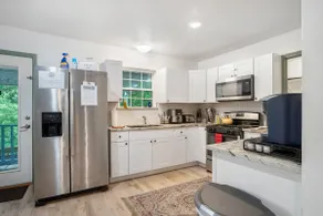 Stylish 4BR • 6 Beds | Near Downtown in Owen Park - Image 2