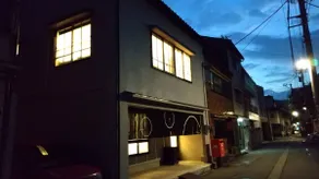Kamin | Curated Modern 3 Bedroom Home with Parking - Image 4