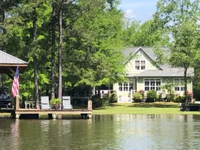 Charming Lakeside Cottage on Golden Pond - Image 2