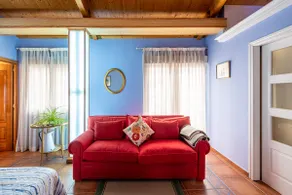 Relax and comfort 15 minutes from downtown. - Image 3