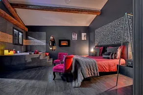♥♥ Romantic & Glamorous with Private Jacuzzi ♥♥ - Image 4