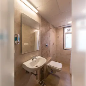 Modern 1 Bedroom Apartment Fully-furnished - Image 4