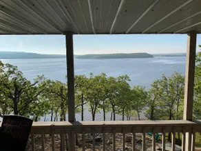 Lakefront Paradise! Ægte strandlinie sommerhus med betagende udsigt over søen - Image 2