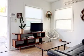 Light+bright 1 br guest house w/modern rustic vibe - Image 5