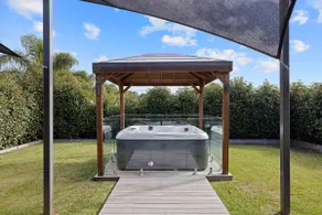 Island Luxe Retreat Cowes. Modern Holiday House, Powerful outdoor spa/jaquzzi. - Image 2