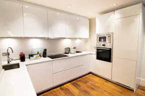Stylish two bedroom apartment with sofa bed - Image 5