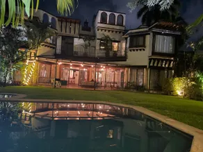 Beautiful 10,000 sq ft villa w/ swimming pool - Image 2