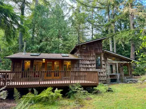 Cozy Cabin Nestled in Vashon’s Huckleberry Woods - Image 3