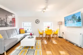 Town Center Apartment with 55” Smart TV+Netflix - Image 3