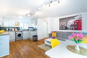 Town Center Apartment with 55” Smart TV+Netflix - Image 4