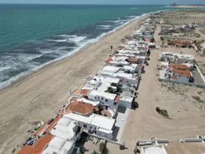 Incredible beachfront home In gated community - Image 4