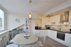 Superb Scarborough Penthouse with Balcony, lift, parking, views - Image 4