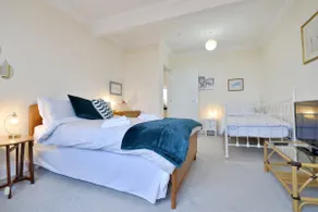 Superb Scarborough Penthouse with Balcony, lift, parking, views - Image 5