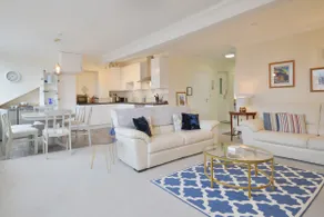 Superb Scarborough Penthouse with Balcony, lift, parking, views - Image 2