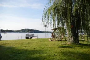 ** Lakefront ** Opdateret Open Concept Gem - Image 4